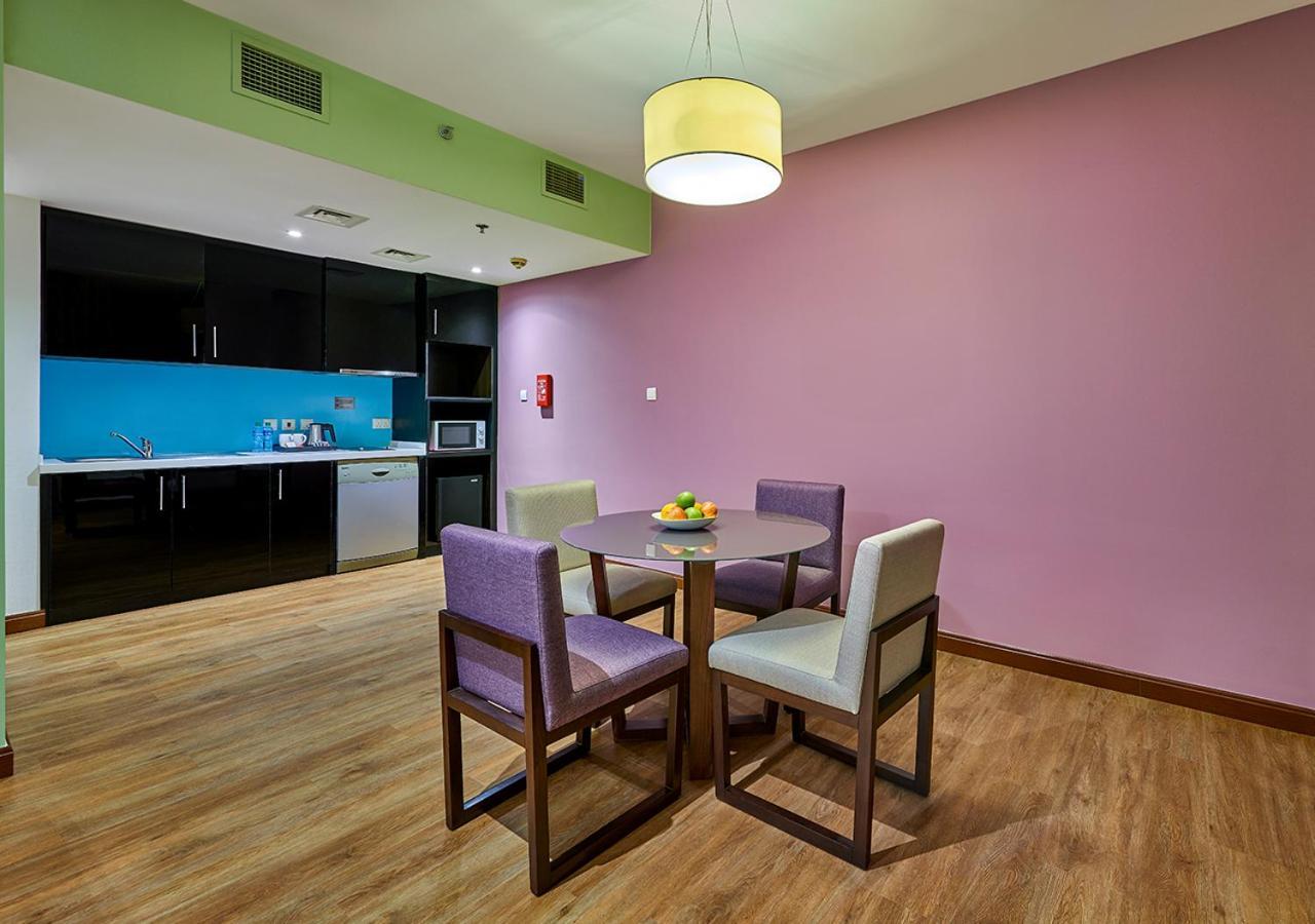 Ramada Hotel, And By Wyndham Jbr होटल के अलावा